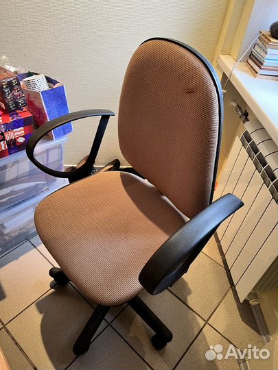 Продаю стол, тумбу, кресло и 2 стула