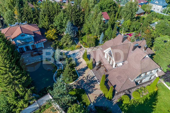 Дом 557 м² на участке 36 сот.