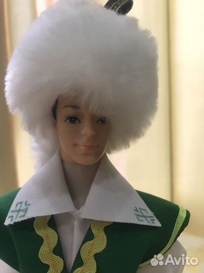 Сувенирная кукла в национальном костюме