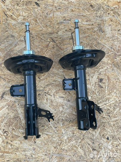 Армотизатор передний левый и правый Camry XV70