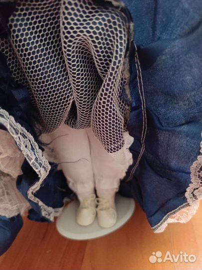 Кукла фарфоровая