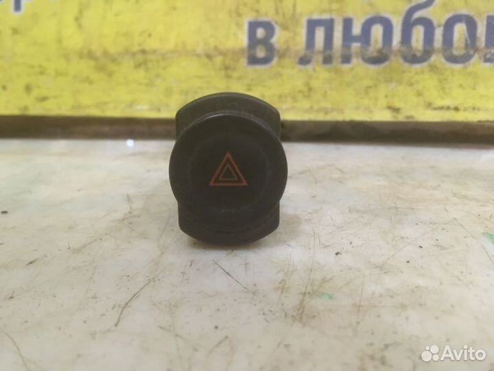 Кнопка аварийной сигнализации Renault Sandero