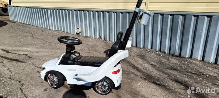 Машинка толокар с ручкой