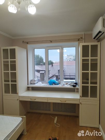 Письменный стол у окна со шкафом