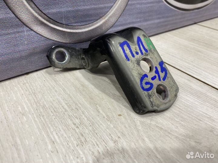 Петля двери Nissan almera G15 Лев