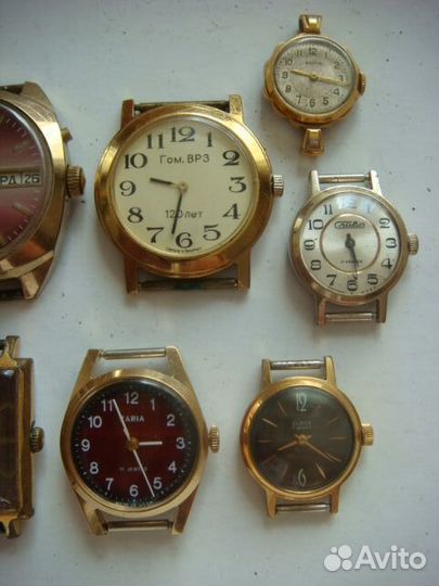 Часы наручные в желтом корпусе AU