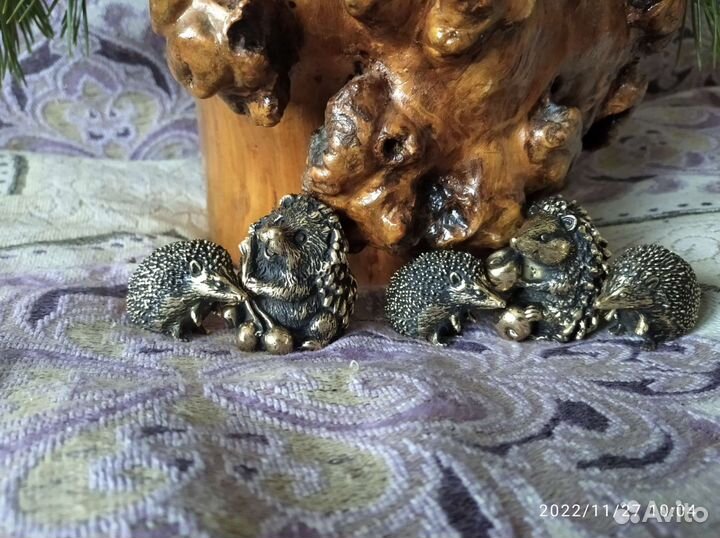 Бронза. Ёжики, семейство. Ваза из капа