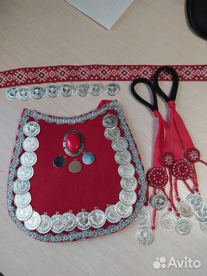 Стилизованный набор нагрудник налобник и накосник