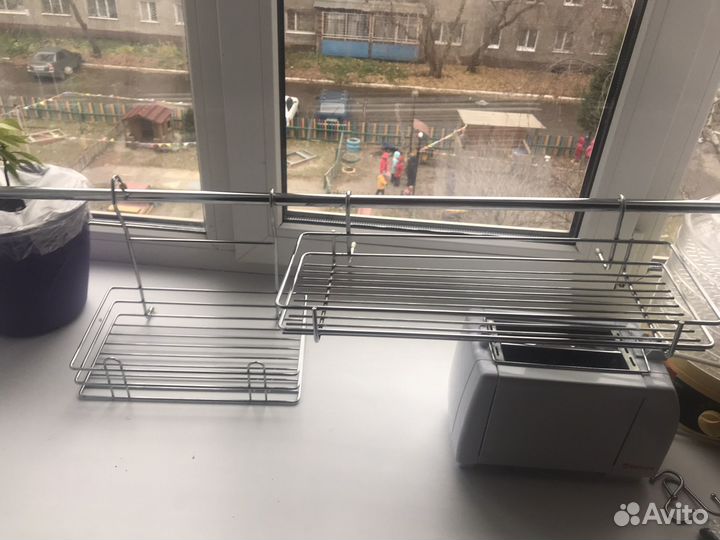 Полки на кухню с трубой для рейлинга