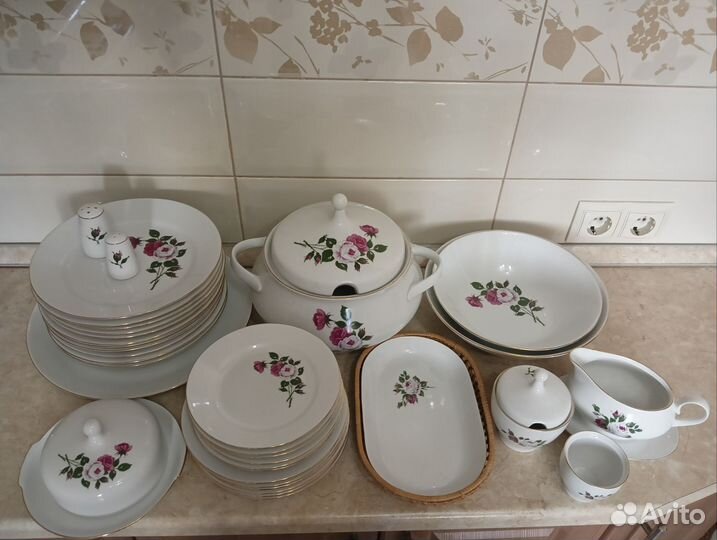 Набор столовой посуды,розы