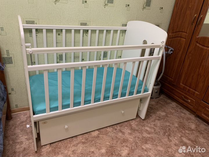 Кроватка детская с маятником, б/у