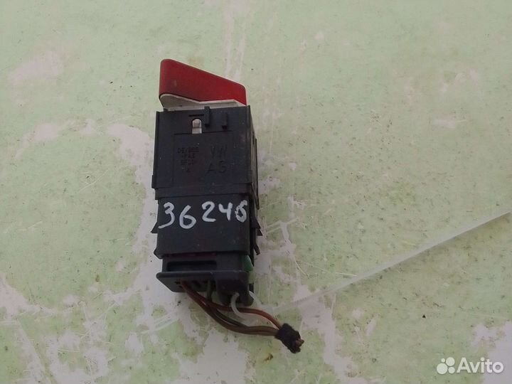 Кнопка аварийной сигнализации Volkswagen Golf Plus