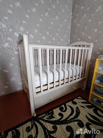 Детская кроватка с продольным маятником