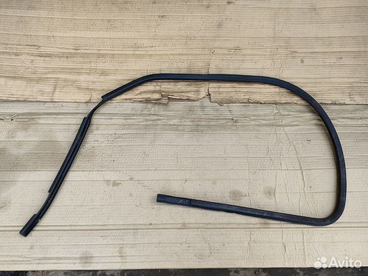 Уплотнитель стекла передней правой двери Volvo S40