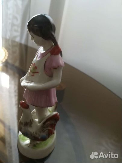 Статуэтка девочка кормит петуха и курицу