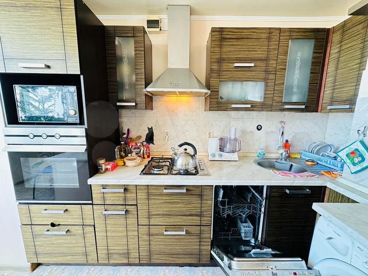 3-к. квартира, 100 м², 10/16 эт.