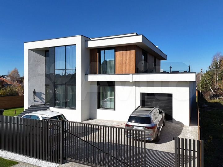 Коттедж 306 м² на участке 15 сот.