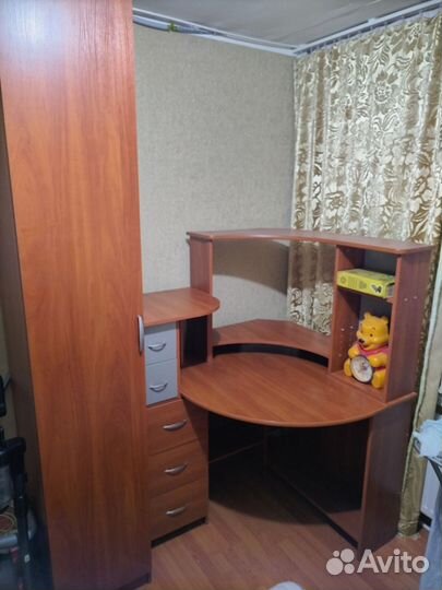 Уголок школьника, стол, шкаф