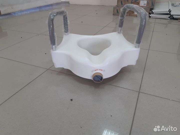 Насадка на унитаз с поручнями