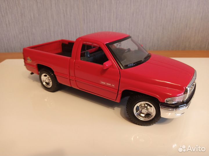 Пикап Dodge Ram 1500 модель 1:24