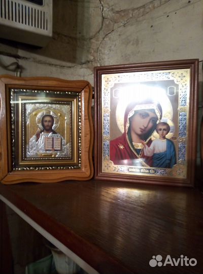Старинные иконы и резная