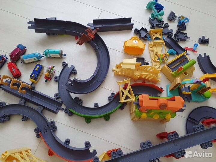 5 наборов Чаггинтон, много паровозиков, гараж,ящик