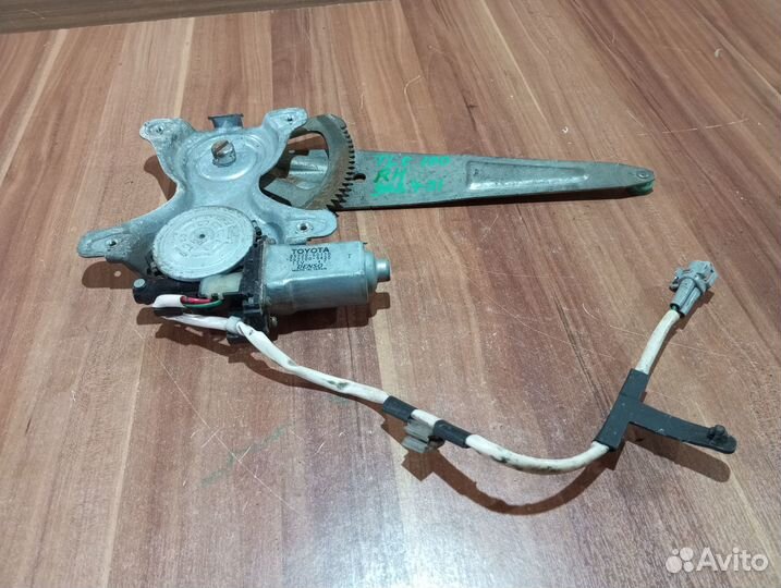 Задний правый стеклоподъемник Toyota land cruiser