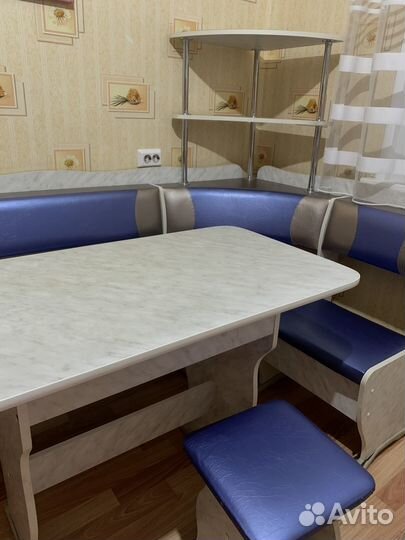 Кухонный уголок со столом и стульями