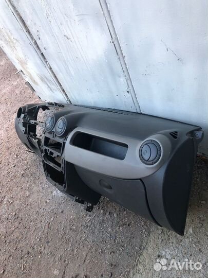 Торпедо Renault Logan / Sandero 1