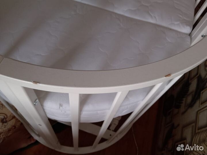 Детская кроватка с маятником