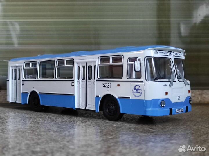 Модель автобуса лиаз-677М 1:43 бело-голубой