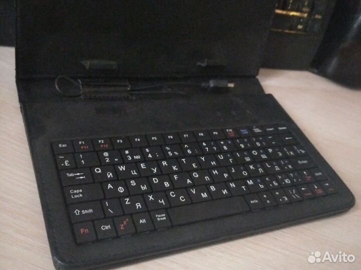 Клавиатура для планшета в твёрдом чёрном чехле