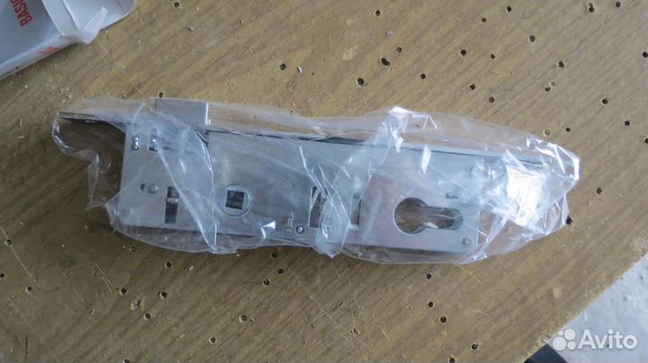 Петли и замки для пластиковых входных дверей