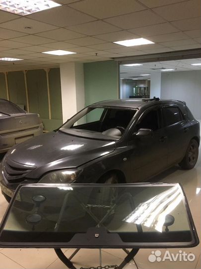 Лобовое стекло на Мазда 3