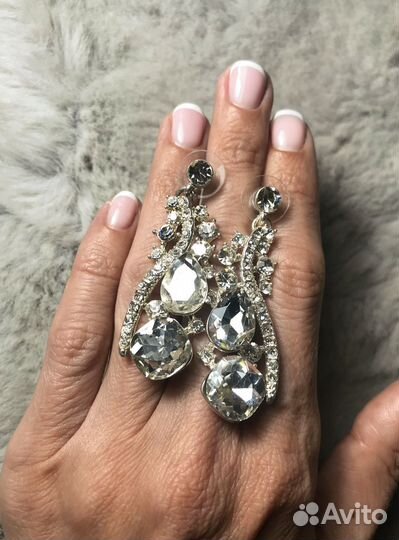 Вечерние длинные серьги крупные белые камни