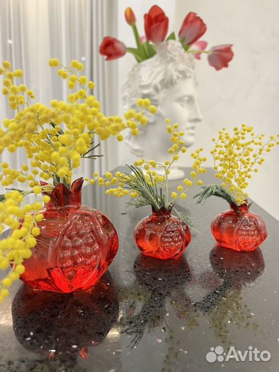 Мини букетики мимозы в вазочке к 8 марта