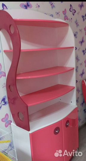 Детская мебель: стол, тумбочка, стеллаж