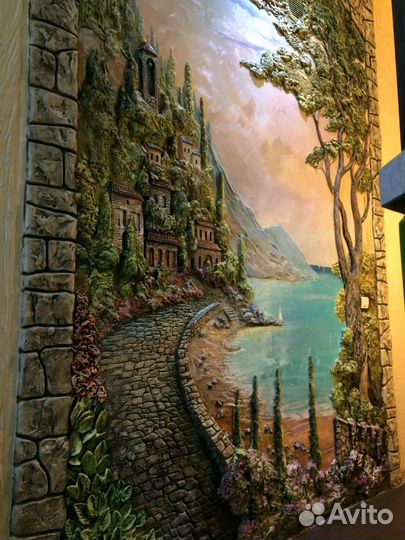 Барельеф картины на стене