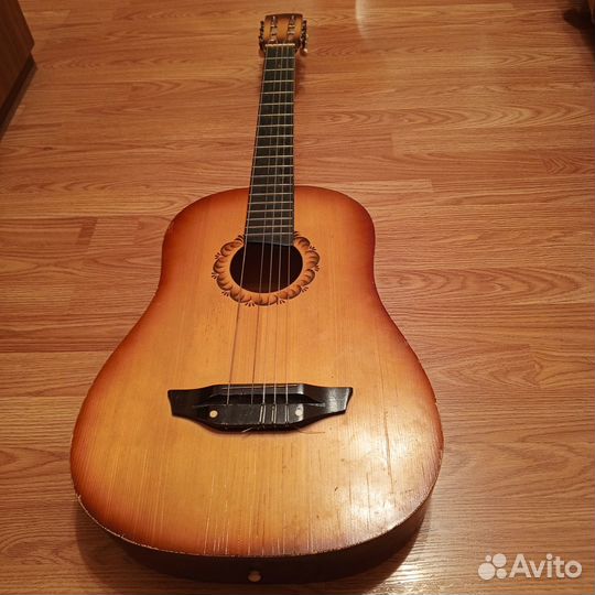 Акустическая гитара шестиструнная