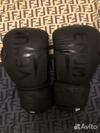 Боксерские перчатки Venom 12 oz