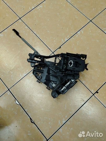 Замок задний левый в сборе Volvo v40сс 2017г