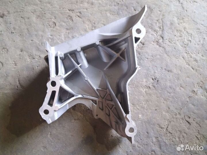 Кронштейн двигателя Фольцваген Поло Рапид