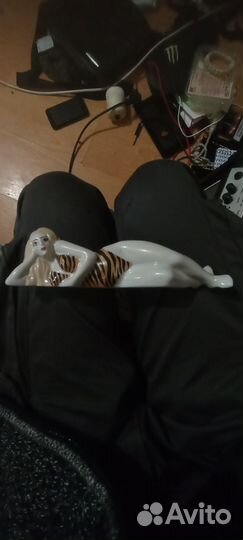 Фарфоровая статуэтка женщины