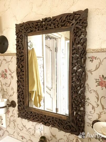 Зеркало в резной раме