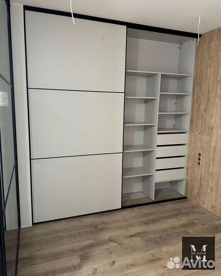 Книжный шкаф