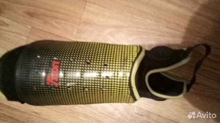 Щитки футбольные