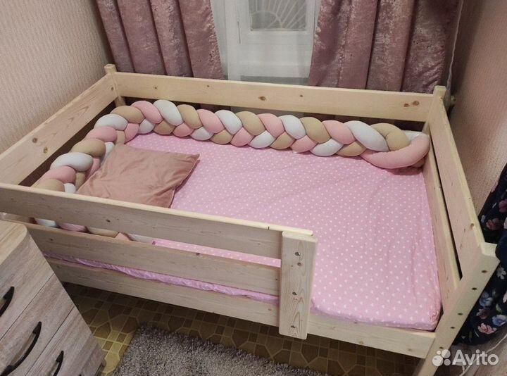 Кровать детская из массива с бортиком