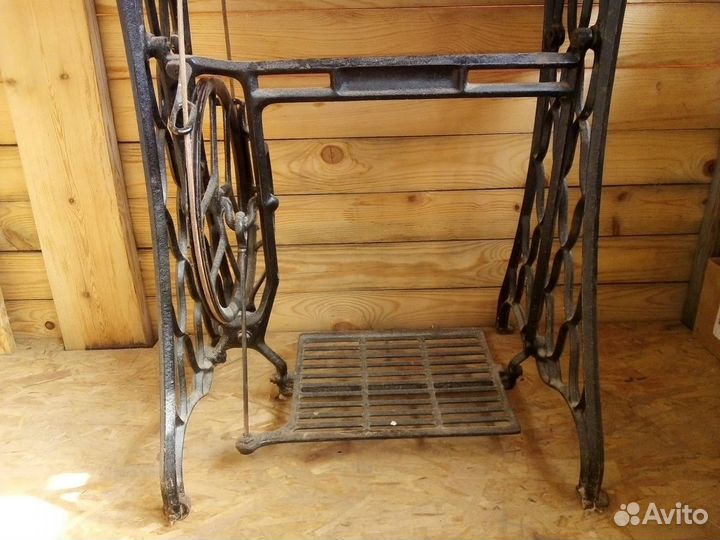 Швейная машина с ножным приводом