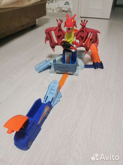 Набор Hot Wheels Удар дракона