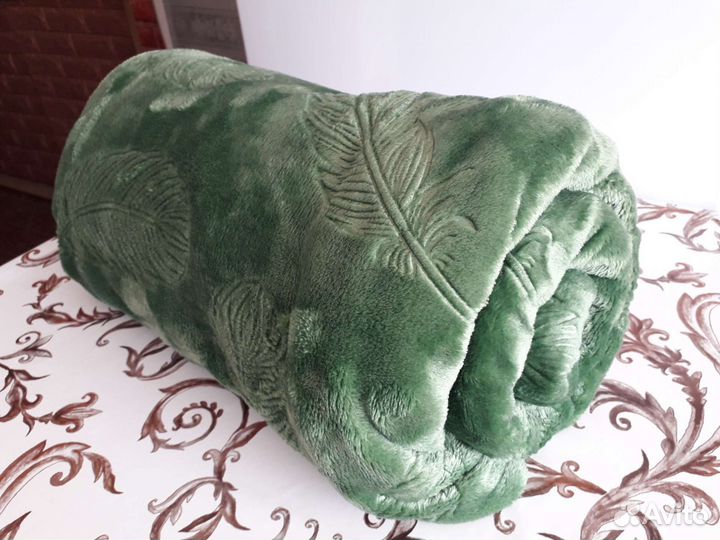 Плед зелёный плюшевый